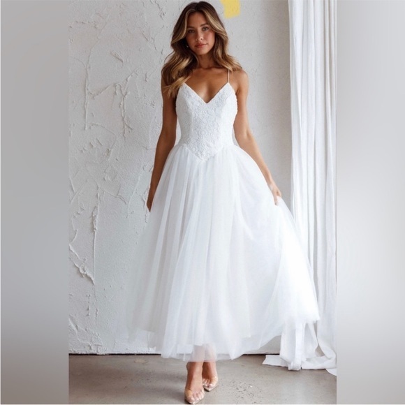 Selfie Leslie Dresses & Skirts - Selfie Leslie White Lace and Tulle Dress